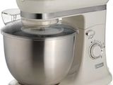 une image représentant un mixeur de cuisine sur fond blanc