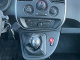 l'intérieur d'une petite voiture avec un volant et des commandes sur le tableau de bord