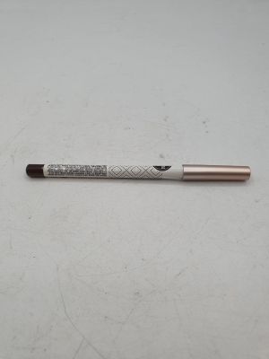 un gros plan d'un stylo posé sur une table, sur fond blanc