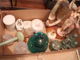 une boîte remplie d'objets divers qui s'y trouvent