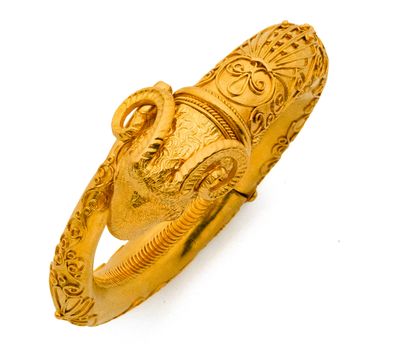 une image représentant une bague en or ornée d'une tête d'éléphant