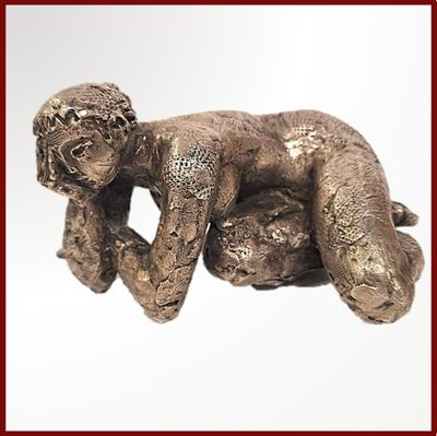 une statue représentant un bébé allongé par terre