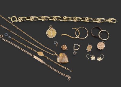 une collection de bijoux comprenant des bagues, des bracelets et des bagues