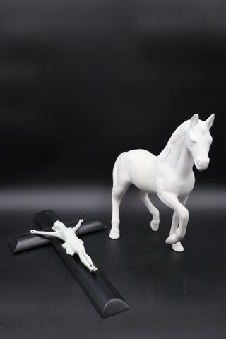 Cheval et christ sur sa croix en porcelaine.
