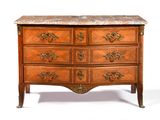 une commode à dessus en marbre avec un dessus en marbre