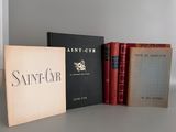trois livres posés sur une table l'un à côté de l'autre