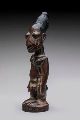 gros plan d'une statue représentant une personne coiffée d'un chapeau