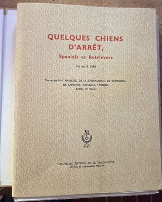 un livre ouvert posé sur une table à côté d'une tasse de café
