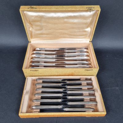 une photo d'un ensemble de six couteaux en métal argenté dans un coffret en bois
