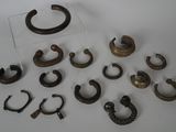 de nombreux types de boucles d'oreilles sur un fond blanc