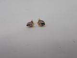 une paire de boucles d'oreilles en or et diamants sur fond blanc