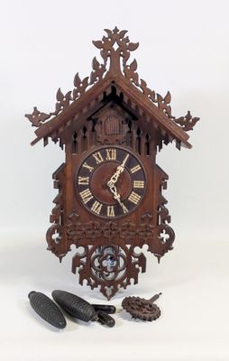 une horloge posée sur une surface blanche