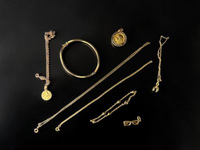 une collection de bijoux en or comprenant un collier, un bracelet et une bague