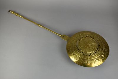 BASSINOIRE en cuivre jaune à décor ciselé, manche en cuivre …