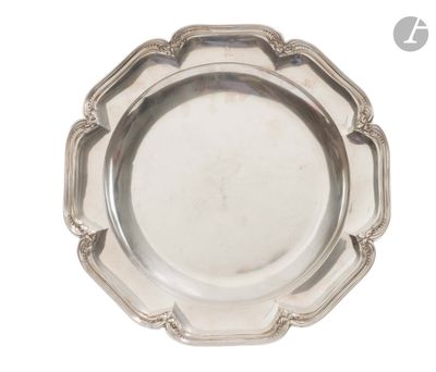 une image d'un plateau d'argent sur fond blanc