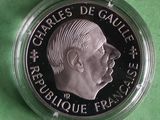 Gros plan sur une pièce d'argent portant le visage d'un homme