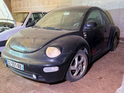une voiture noire garée à côté d'une voiture blanche