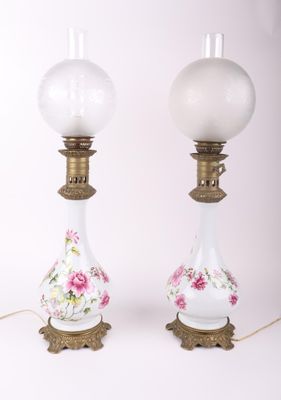 une paire de lampes en verre blanc et rose ornées de motifs floraux