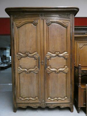 Armoire en chêne mouluré et sculpté, à décor d'une légion d'…