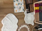 une étagère en bois sur laquelle sont posés divers objets, dans une pièce