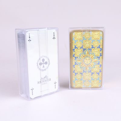 deux jeux de cartes dans une boîte transparente