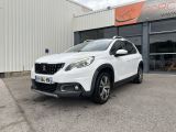 un 4x4 blanc garé devant un bâtiment