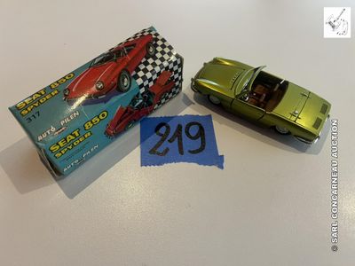 deux voitures jouets assises l'une à côté de l'autre sur une table