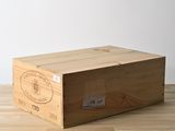 une boîte en bois posée sur une table en bois
