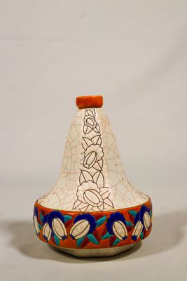 un petit vase orné d'un motif, posé sur une table