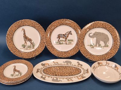 plusieurs assiettes et bols ornés de motifs d'animaux sur fond bleu