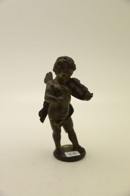 une petite statue représentant un garçon avec un oiseau sur l'épaule