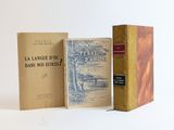 trois livres superposés sur une surface blanche