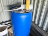 un bidon bleu contenant une pompe jaune