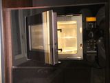 un micro-ondes dont l'intérieur est ouvert