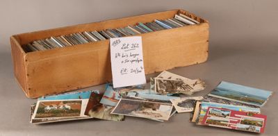 une vieille boîte en bois remplie de nombreuses cartes postales et d'un petit mot