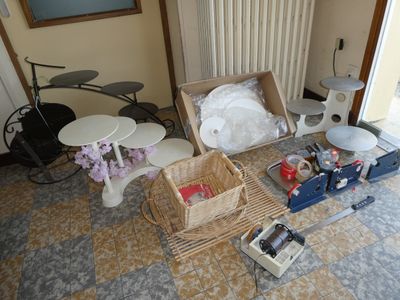 tout un tas d'objets qui traînent par terre dans la pièce