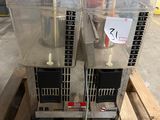 deux machines posées sur une palette dans un entrepôt