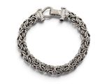 un gros plan d'un bracelet à maillons sur fond blanc