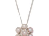 un pendentif composé d'une perle rose et de diamants, monté sur une chaîne