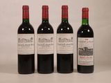 trois bouteilles de vin rouge sont alignées sur une surface blanche