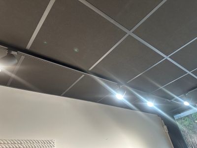 une photo d'une pièce avec un plafonnier et un tableau accroché au mur