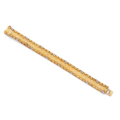 une broche en forme de barre, en or et diamants