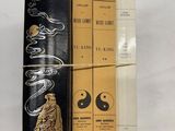 un vieux livre à la couverture noire posé au sommet d'une pile de livres