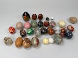 tout un tas de billes de toutes sortes sur la table