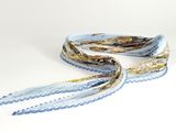 un ruban bleu et blanc posé sur une table
