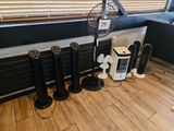 de nombreuses enceintes et un ventilateur dans un coin de la pièce