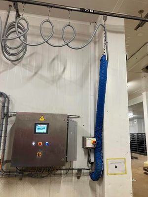 un tuyau bleu suspendu au plafond d'un immeuble