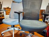 deux chaises de bureau posées sur un bureau
