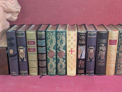 beaucoup de livres alignés sur une table