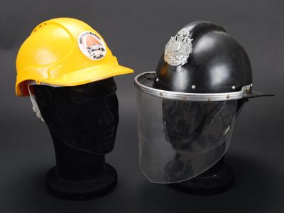 un gros plan d'un casque et d'un casque posé sur une tête de mannequin